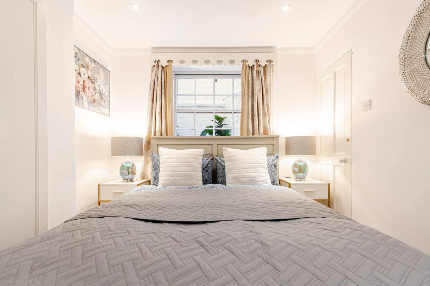Apartment 6 Bed Royal Buckingham Palace Mansion London