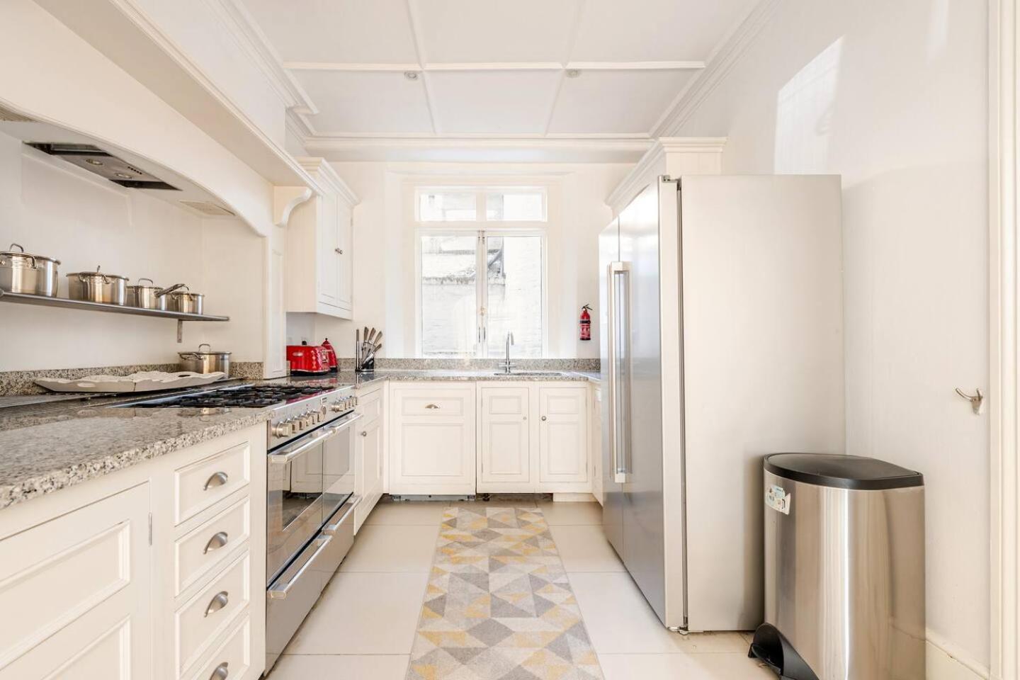 6 Bed Royal Buckingham Palace Mansion