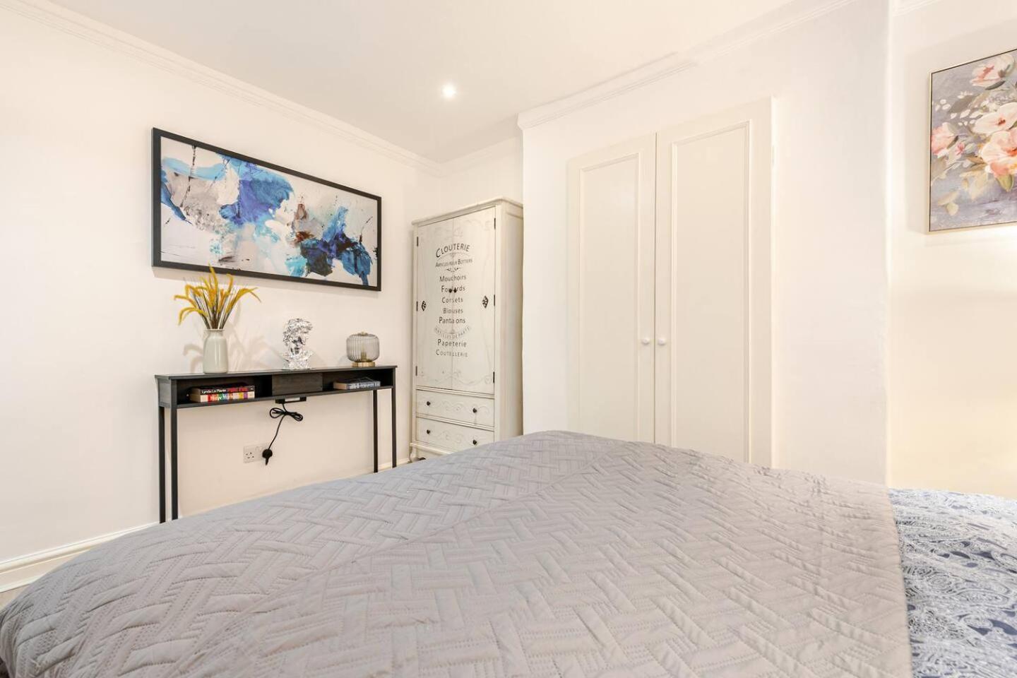 Apartment 6 Bed Royal Buckingham Palace Mansion London