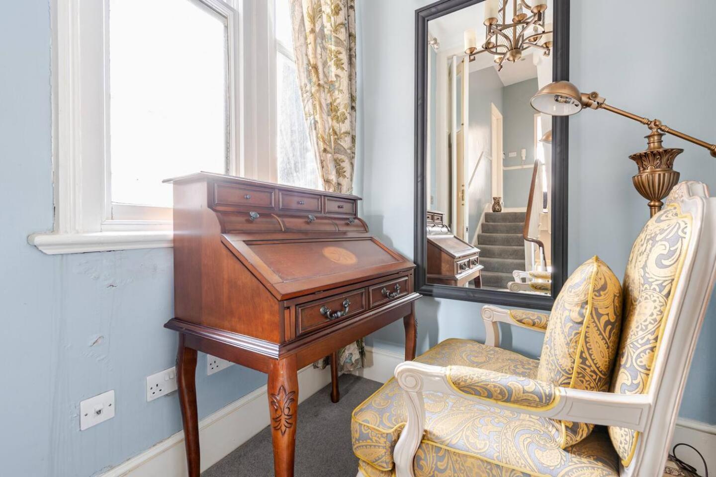 6 Bed Royal Buckingham Palace Mansion Apartment