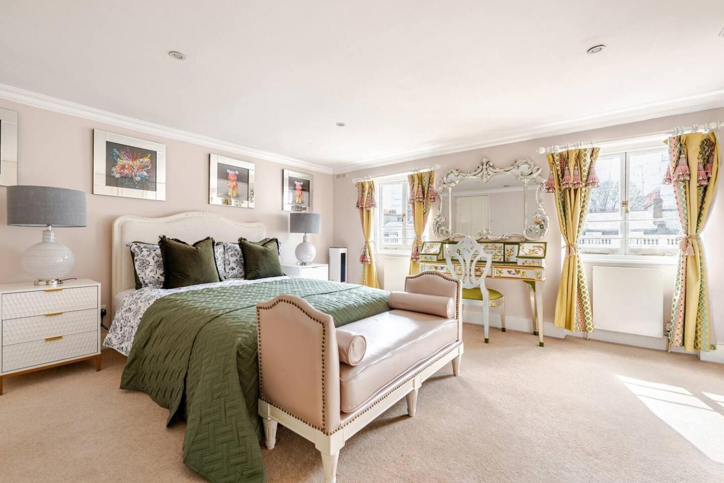 Apartment 6 Bed Royal Buckingham Palace Mansion