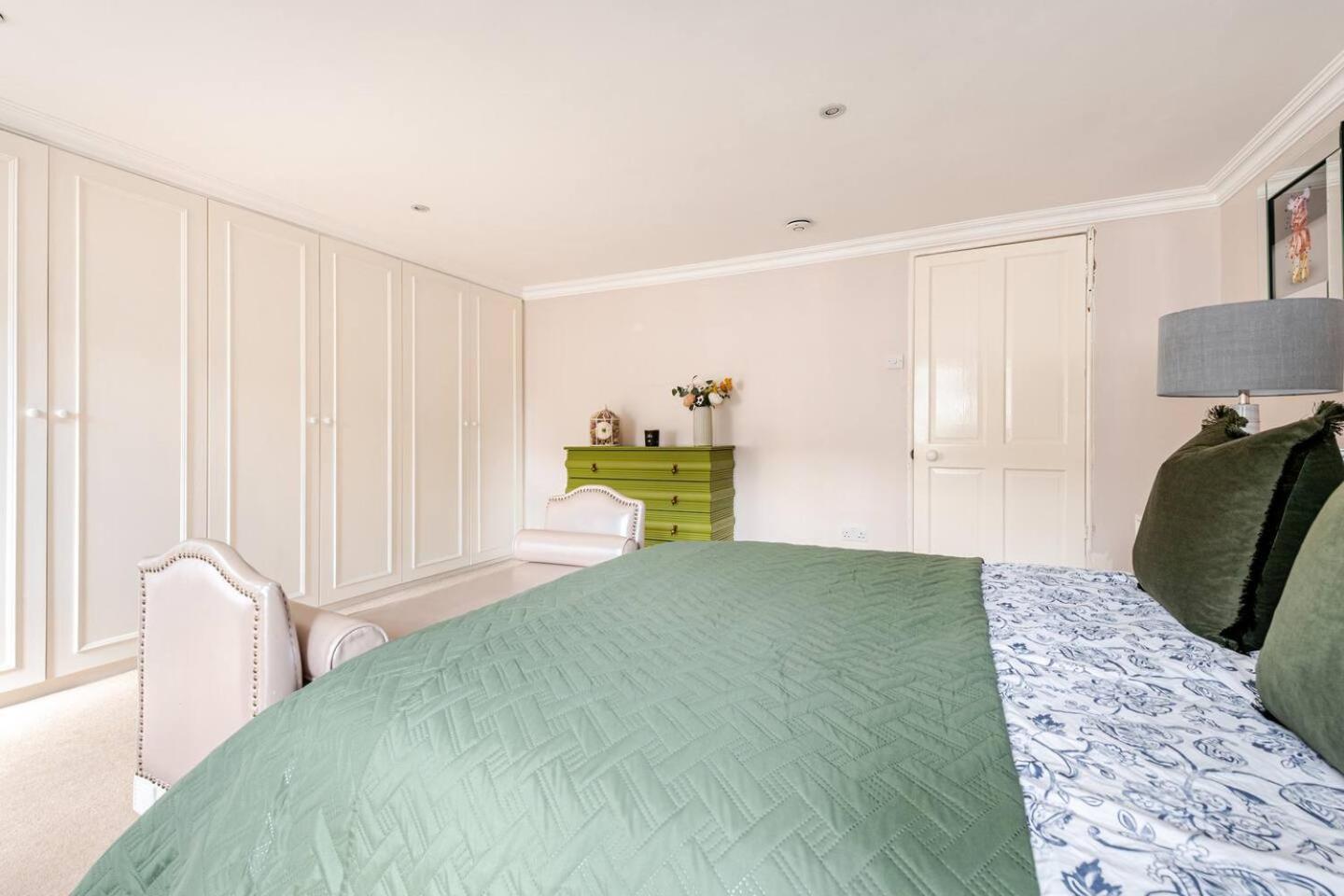 Apartment 6 Bed Royal Buckingham Palace Mansion London