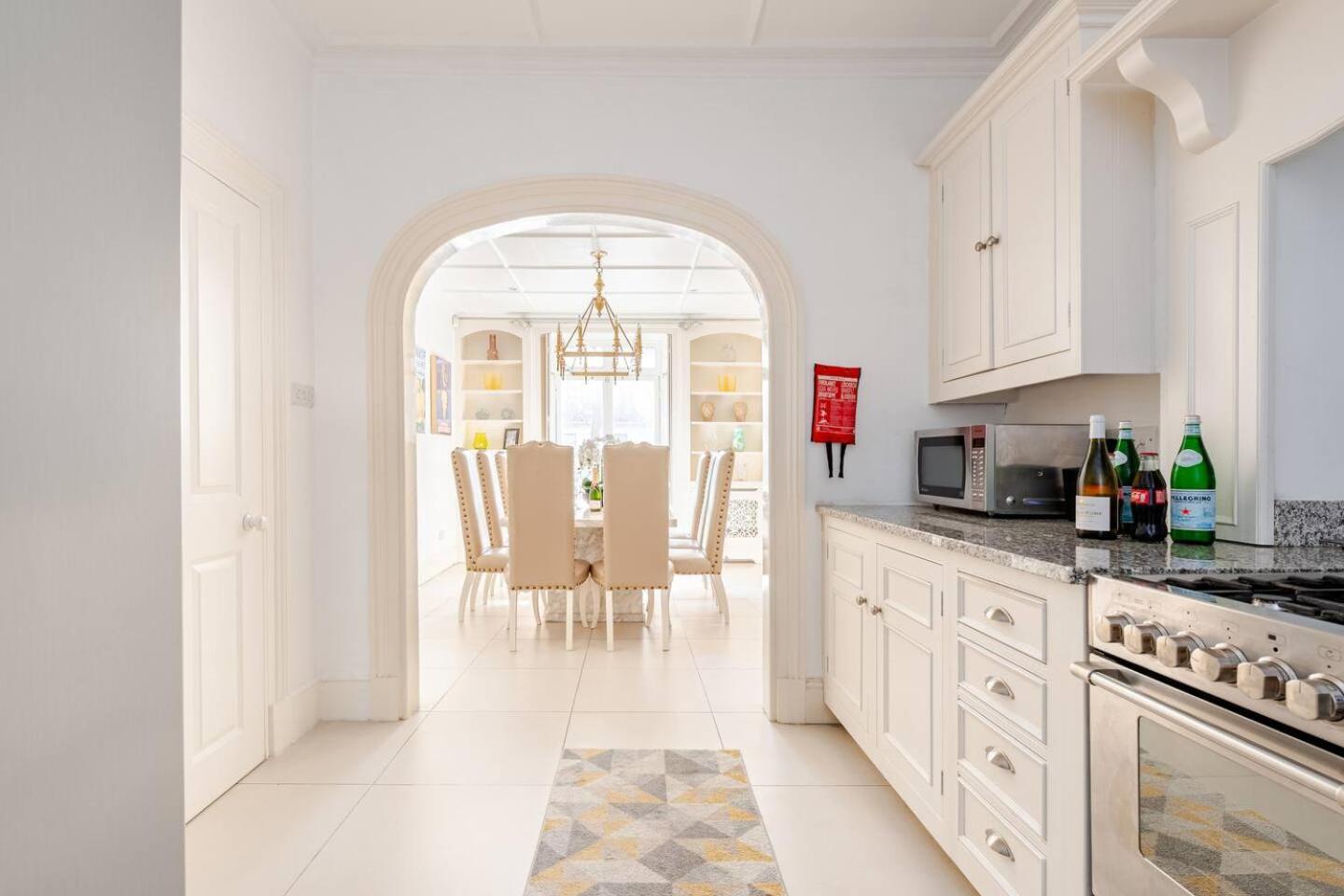 6 Bed Royal Buckingham Palace Mansion